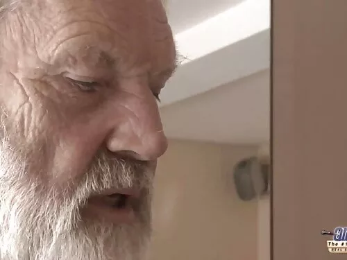 Šviesiaplaukė mažais ...