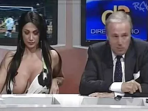 Mergina laižo skanią ...