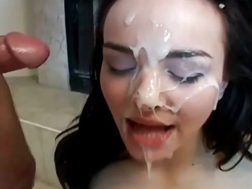 Šlapia nuoga mergina ...