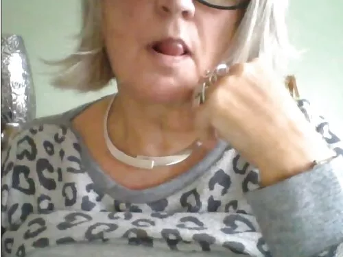 Jauna brunetė sugebė ...